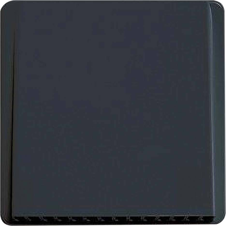 Ein schlichtes, quadratisches Objekt mit glänzender, schwarzer Oberfläche.