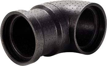 90-Grad-Winkelrohr aus schwarzem Kunststoff, oft in Bewässerungssystemen verwendet.