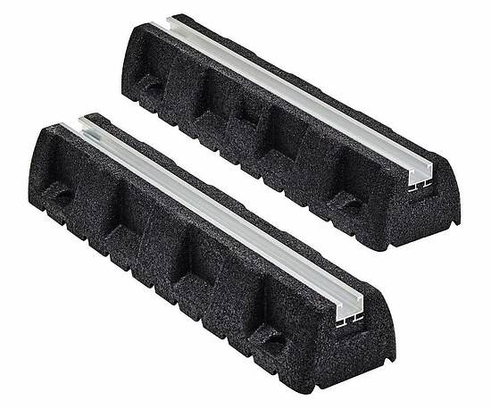 Zwei schwarze Kunststoffelemente mit gezacktem Profil und einer Metallschiene in der Mitte, möglicherweise als Befestigungsmaterialien.