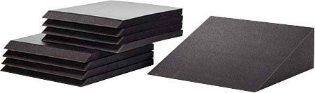 Stapel schwarzer Schaumstoffplatten neben einzelnem, keilförmigem Schaumstoff. Wird häufig als Tonisolierung genutzt.