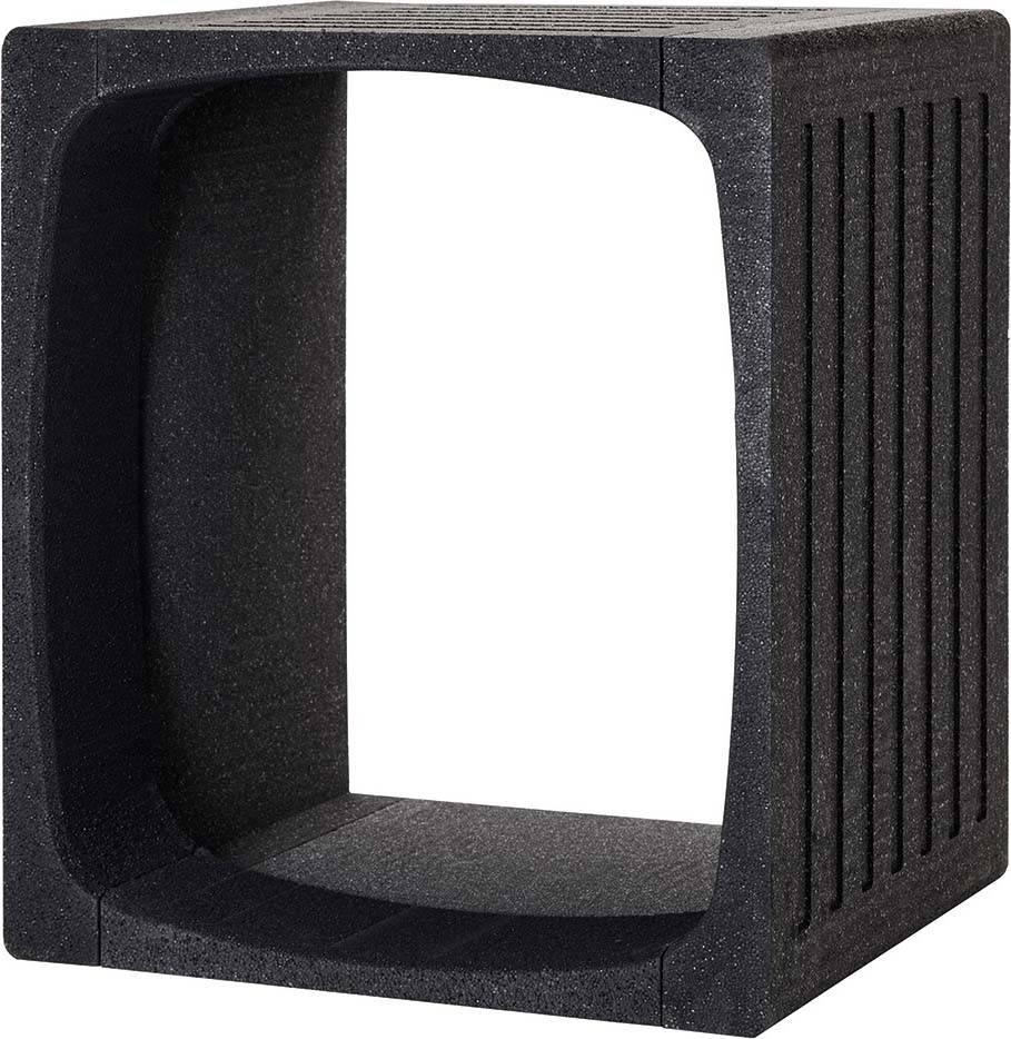 Ein schwarzer, quadratischer Hohlblock aus Kunststoff mit gerippten Seiten.