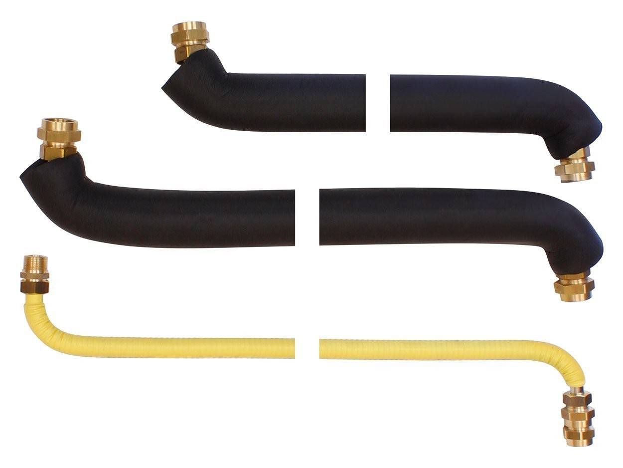 Drei flexible Schläuche mit Metallverbindungen an den Enden. Zwei sind schwarz, einer ist gelb. Sie sind zur Hälfte durchgeschnitten.