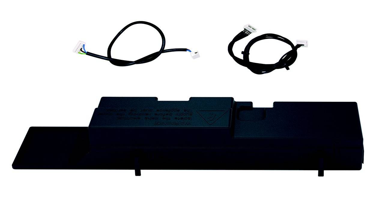 Schwarze Batteriepacksatz mit zwei Kabeln, einem weißen Stecker und einem schwarzen Stecker, auf weißem Hintergrund.
