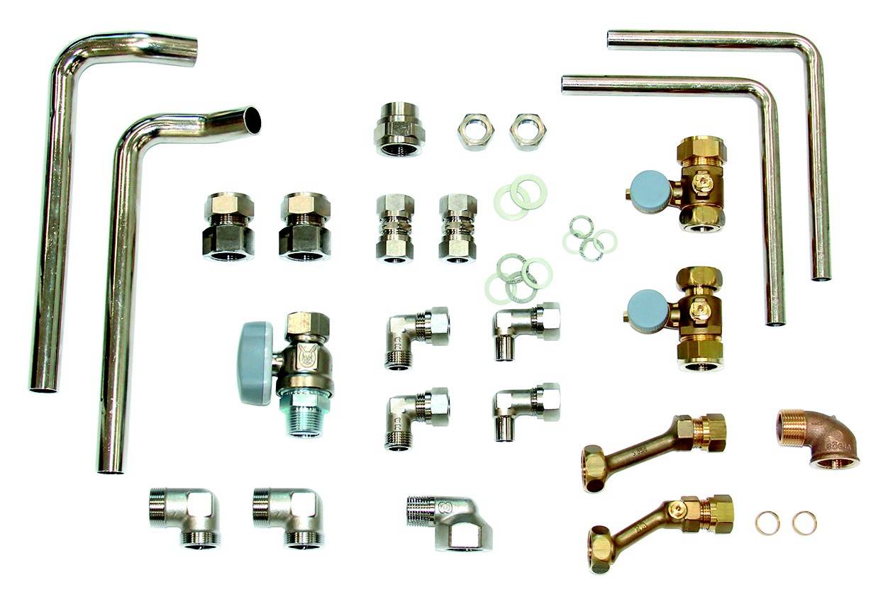 Verschiedene Rohrverbindungsteile aus Metall, darunter gebogene Rohre, Ventile und Verbinder. Geeignet für Installationsarbeiten.