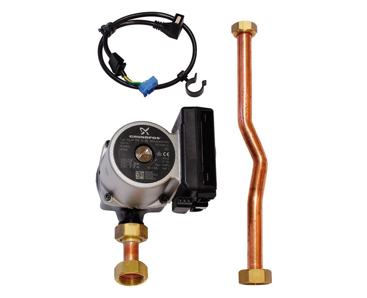 'Grundfos Pumpe', Kupferrohr mit Anschlüssen und Elektrokabel für Heizungsinstallation auf weißem Hintergrund.