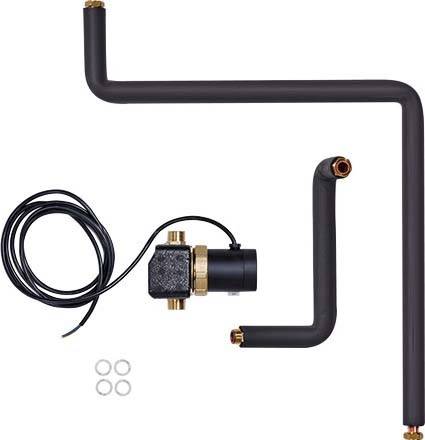Schwarz beschichtete Rohrleitungsteile und eine elektrische Pumpe mit Kabeln, möglicherweise für ein Heizungs- oder Wassersystem.