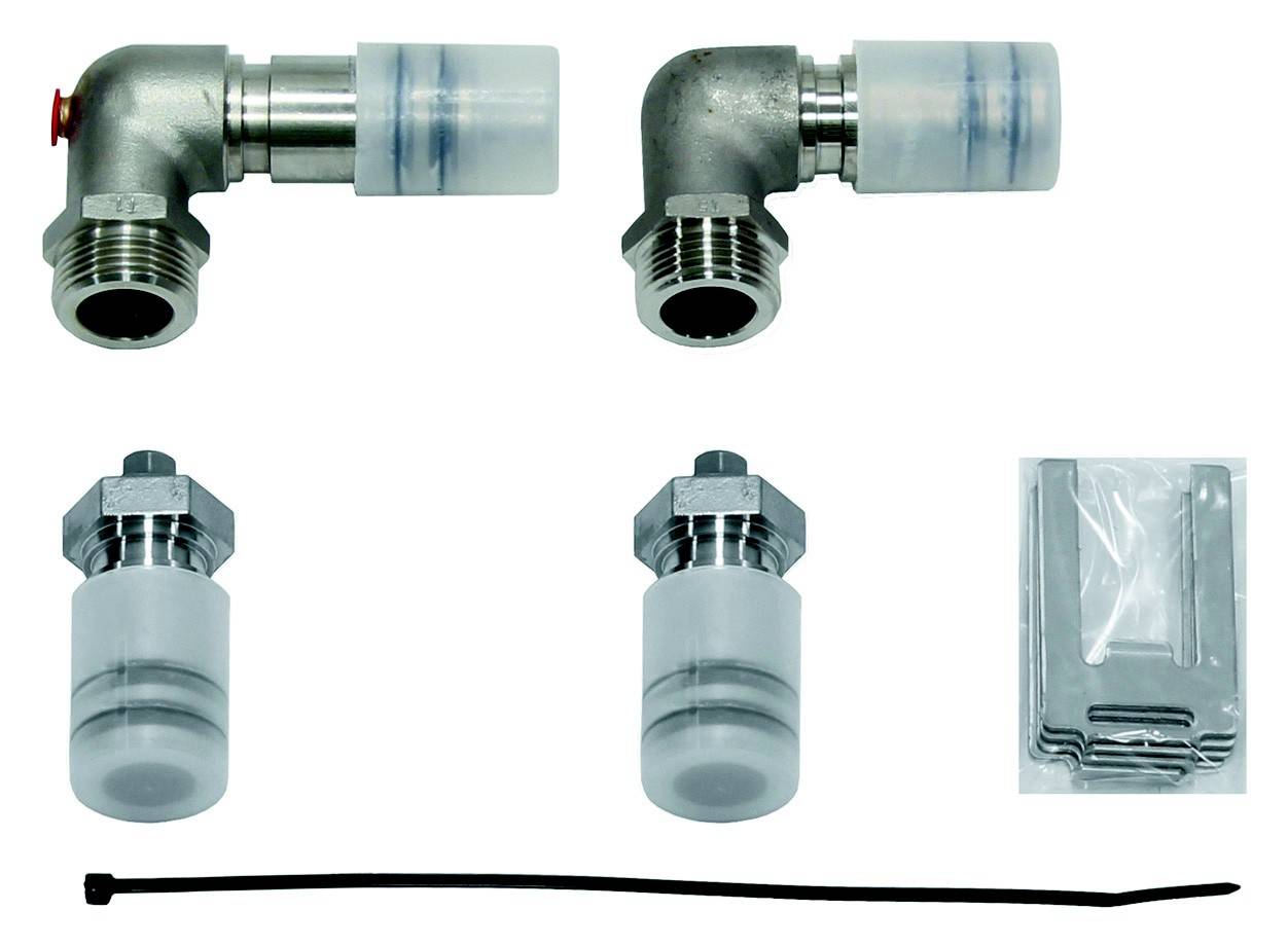 Zwei Metallwinkel, zwei zylindrische Adapter, ein schwarzer Kabelbinder und eine Plastiktüte mit Metallklammern auf weißem Hintergrund.