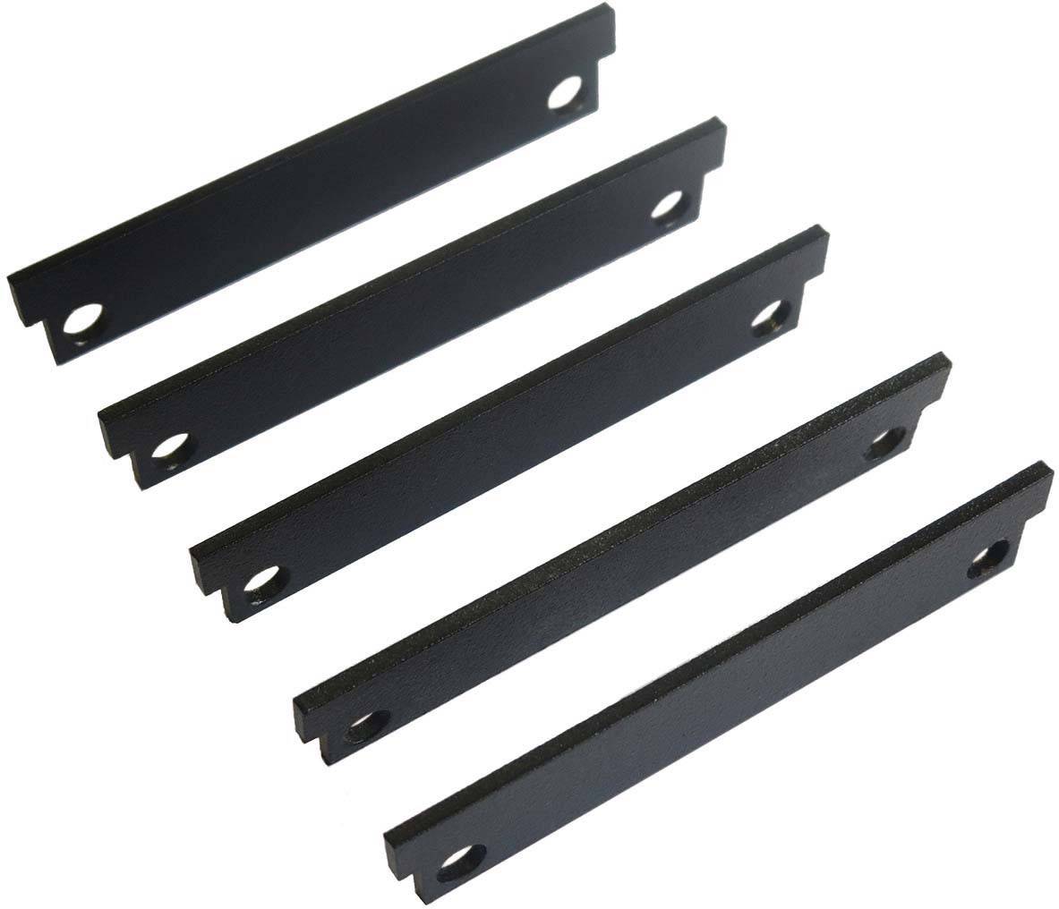 Fünf schwarze Metallwinkel mit jeweils zwei Löchern, gleichmäßig nebeneinander angeordnet.