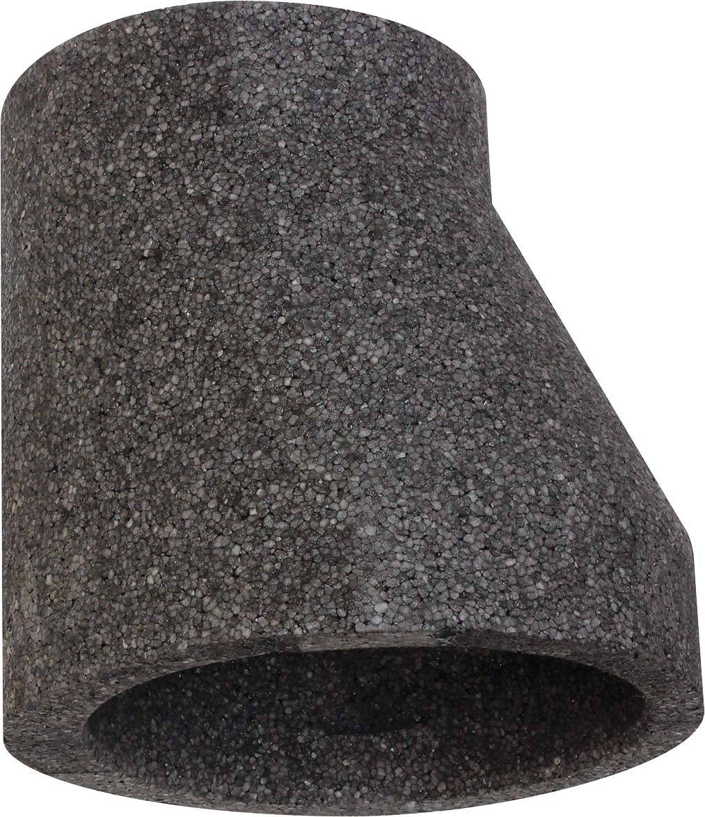 Ein grauer, schräg geschnittener Isolationsrohrabschnitt aus Schaumstoff, vermutlich zur Wärme- oder Schallisolierung.