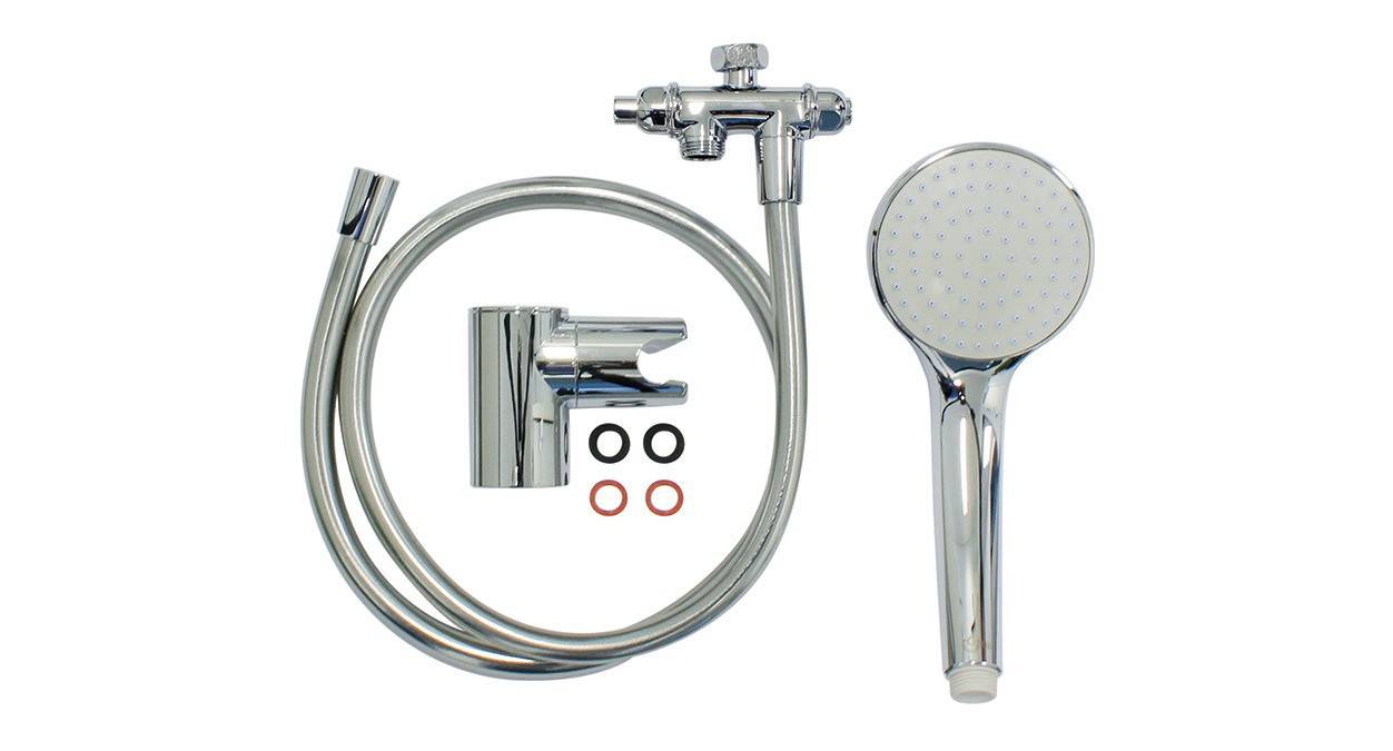 Duschset bestehend aus Brausekopf, flexiblem Schlauch, Wandhalterung und zwei Dichtungen. Alles in glänzendem Metallfinish.