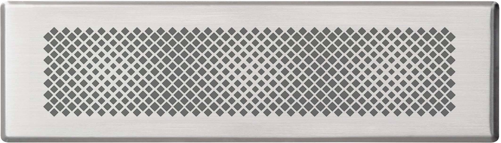 Ein rechteckiges Edelstahlgitter mit rautenförmigen Löchern, möglicherweise ein Lüftungsgitter oder Teil eines Küchengeräts.