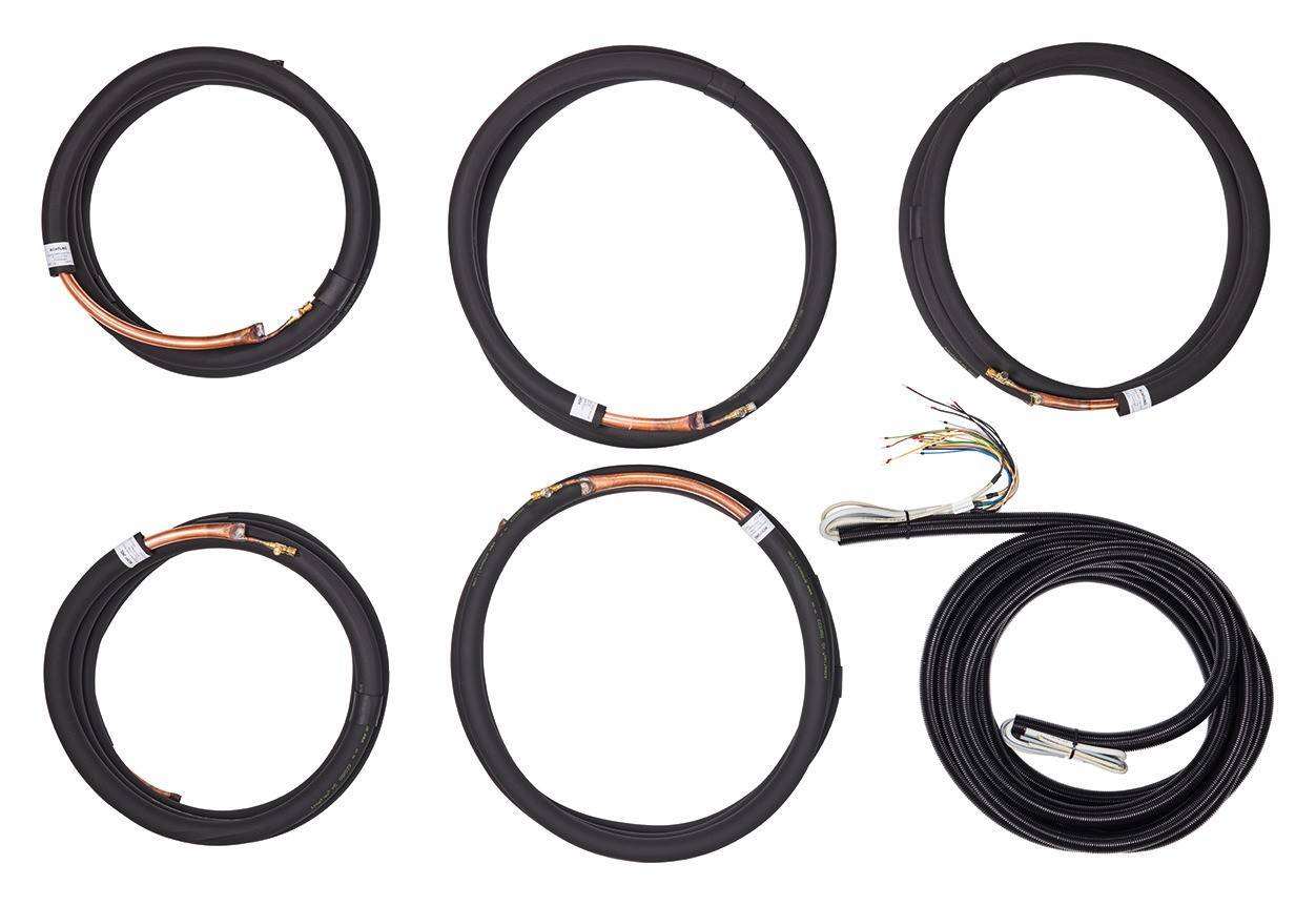 Sechs schwarze Kabel in unterschiedlichen Längen sind auf weißem Hintergrund kreisförmig arrangiert, mit sichtbaren farbigen Drähten an den Enden.