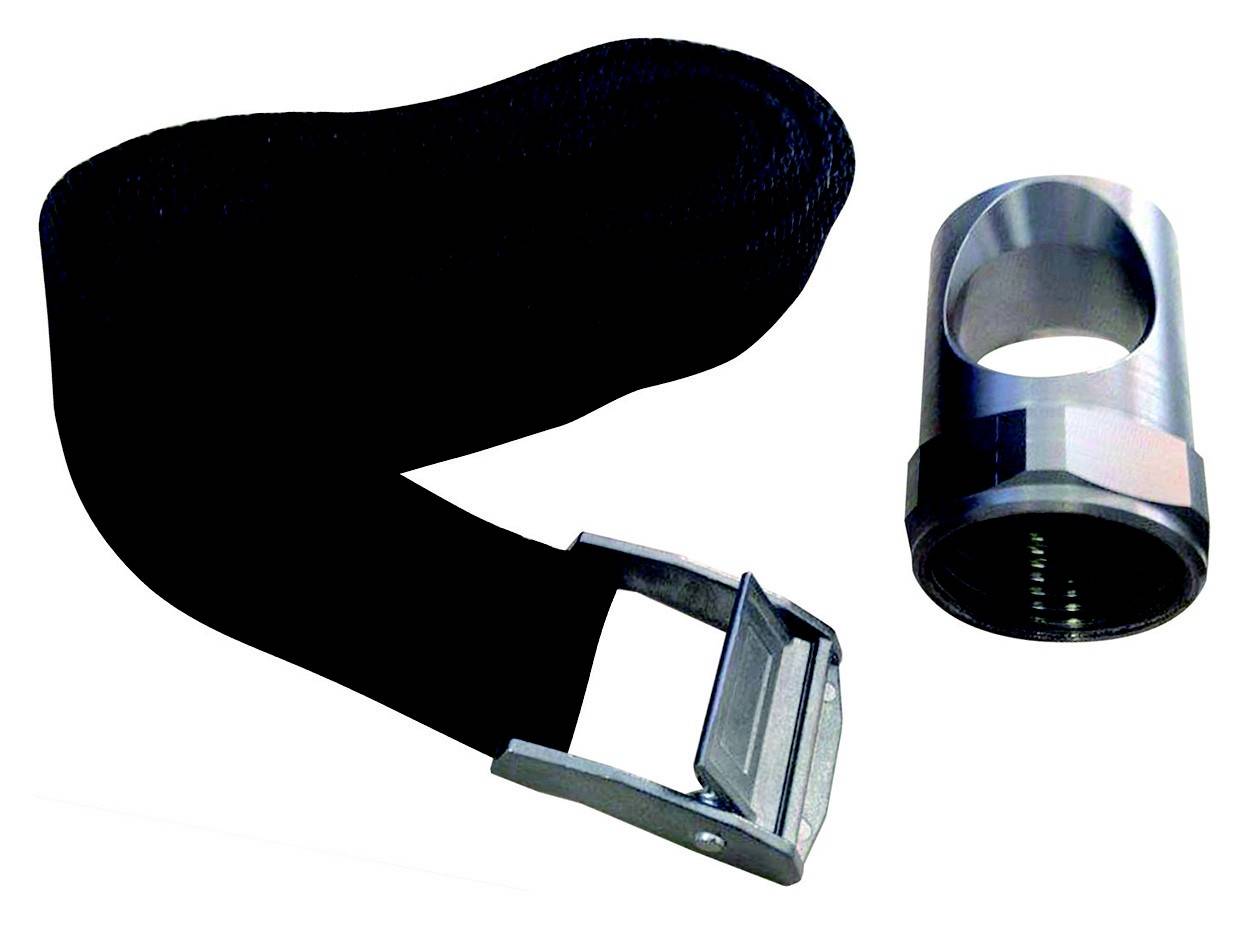 Schwarzer Gurt mit Metallschnalle neben einem silbernen Metallringadapter. Zubehör vermutlich für Befestigungs- oder Sicherheitszwecke.