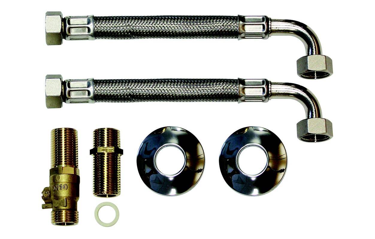 Zwei flexible Metall-Wasserleitungen mit Anschlüssen, zwei runde Chromabdeckungen, ein Ventil und ein Dichtungsring auf weißem Hintergrund.
