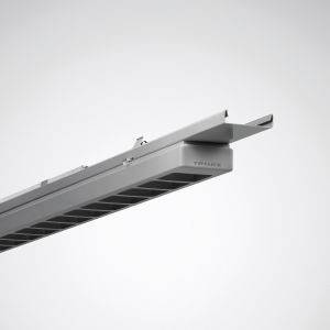 Ein modernes, langes LED-Leuchtarmatur-Design in Grau, an einer Befestigungsschiene montiert. Ideal für minimalistische Innenräume.