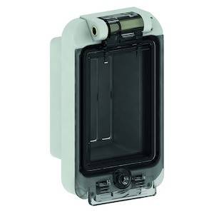 Weiße, rechteckige Schutzabdeckung mit Klappdeckel und zentralem Scharnier. Verwendet für elektrische Installationen zur Sicherheit.