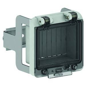 Ein rechteckiges, offenes Gehäuse aus Metall mit einem transparenten Deckel und seitlichen Halterungen, zur Wandmontage geeignet.