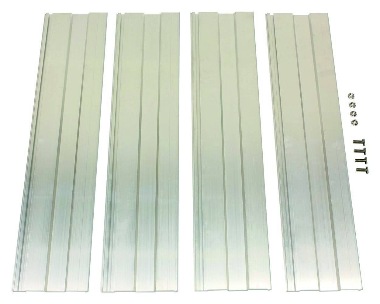 Vier lange Aluminiumprofile mit vertikalen Rillen liegen parallel nebeneinander. Rechts daneben liegen vier Schrauben und Muttern.