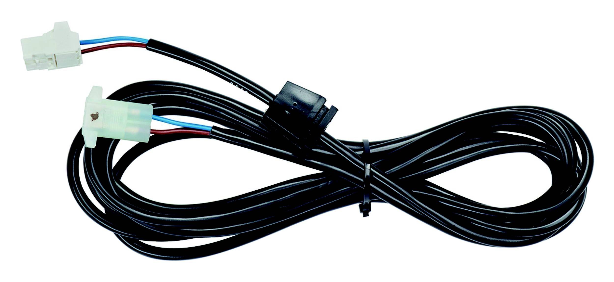 Ein schwarzes Kabel mit zwei unterschiedlichen Steckverbindern an den Enden. Eines der Enden hat drei Drähte: blau, rot und schwarz.