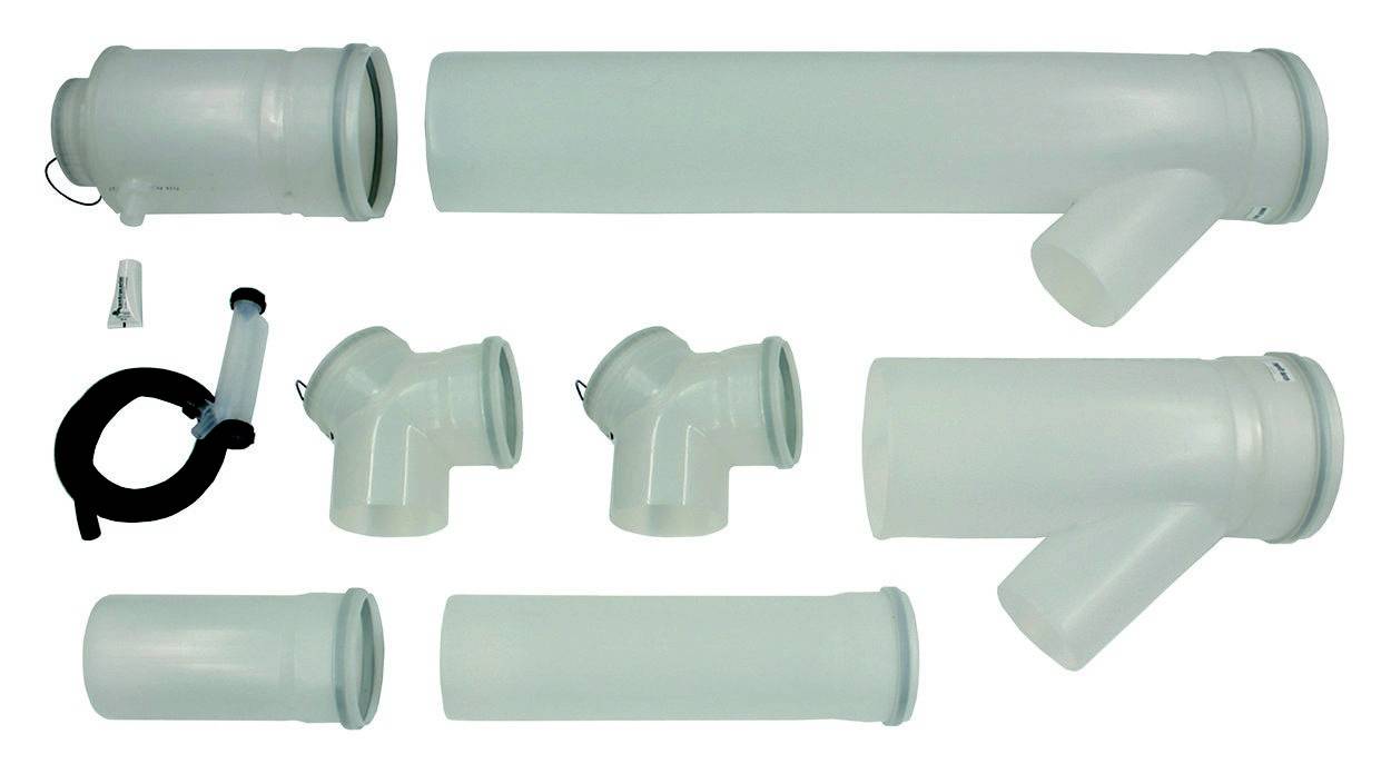 Verschiedene weiße PVC-Rohrverbinder und -rohre, darunter T-Stücke, Winkelstücke und ein gerade verlaufendes Rohr, auf weißem Hintergrund.