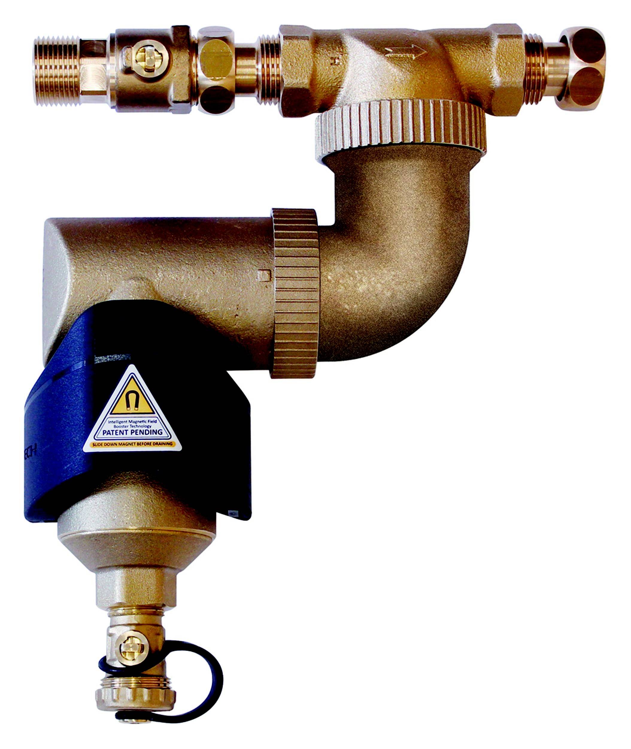 Ein Messingrohrstück mit Ventilen und einem dreieckigen Warnhinweis, das möglicherweise Teil eines Heizungs- oder Wasserleitungssystems ist.