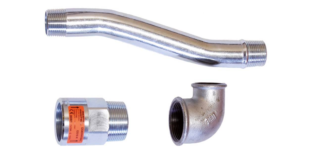 Drei Rohrfittings aus Metall: ein gebogenes Rohr, eine gebogene Verbindung, und ein Gewindestück. Verwendet für Sanitärinstallationen.