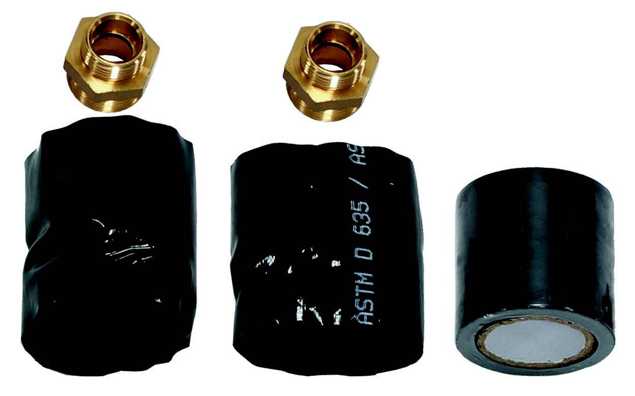 Zwei goldfarbene, sechskantige Muttern oberhalb von drei schwarzen, zylinderförmigen Objekten mit der Aufschrift 'ASTM D 635 / A6'.