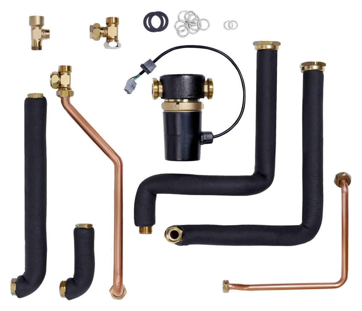 Installationsset für Heizsysteme, bestehend aus Isolierrohren, Kupferleitungen, Anschlüssen und einem schwarzen Filtergerät.