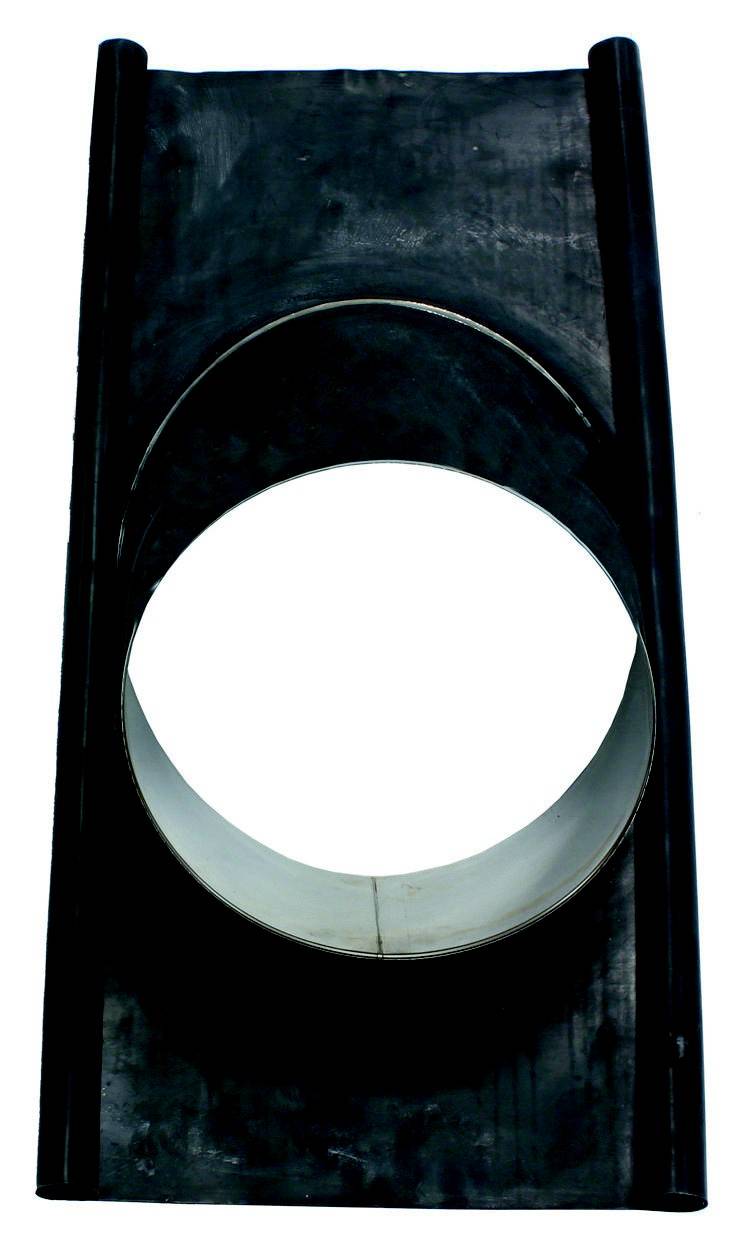 Eine schwarze Gummimanschette mit einem runden Durchgangsloch in der Mitte, vermutlich für Rohrdurchführungen.