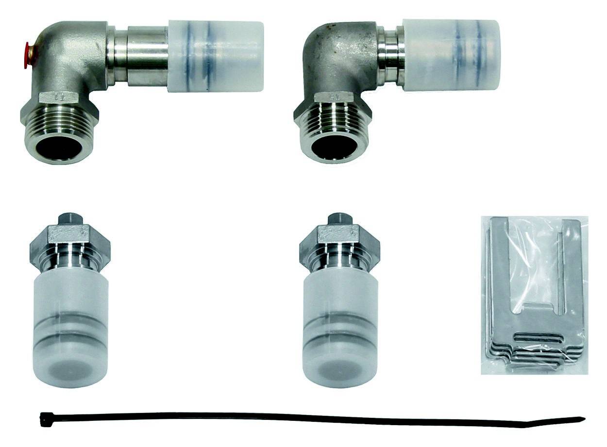 Ein Installationsset bestehend aus zwei Winkelfittings, zwei Verschlussstopfen, Kabelbinder und einem kleinen Zubehörpaket.