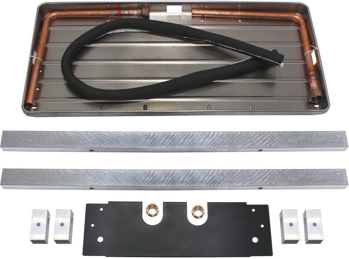 Heizungspaneel-Set mit Kupferrohr, zwei Aluminiumleisten, einer schwarzen Metallplatte und kleinen Metallblöcken, für Montage.