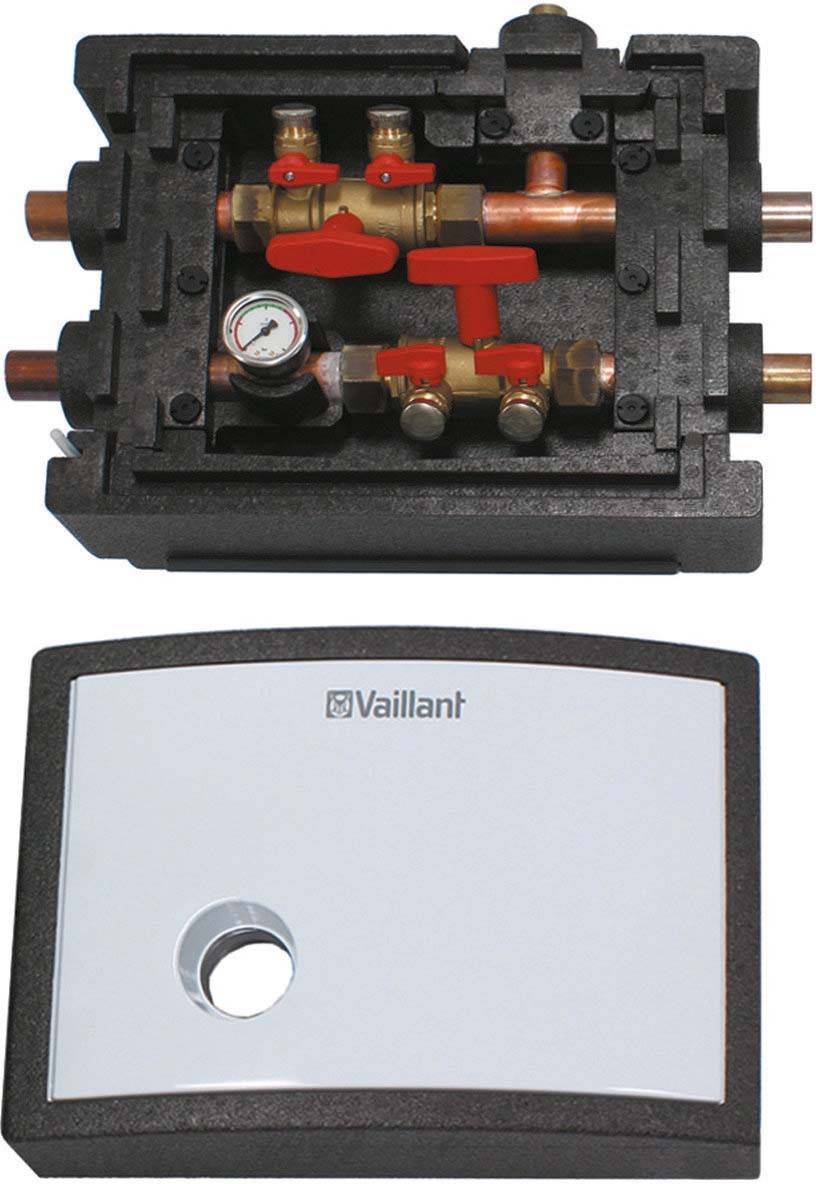 Steuereinheit für Heizsysteme mit Ventilen, Manometer und Kesselanschlüssen. Markenname 'Vaillant' auf der Abdeckung.