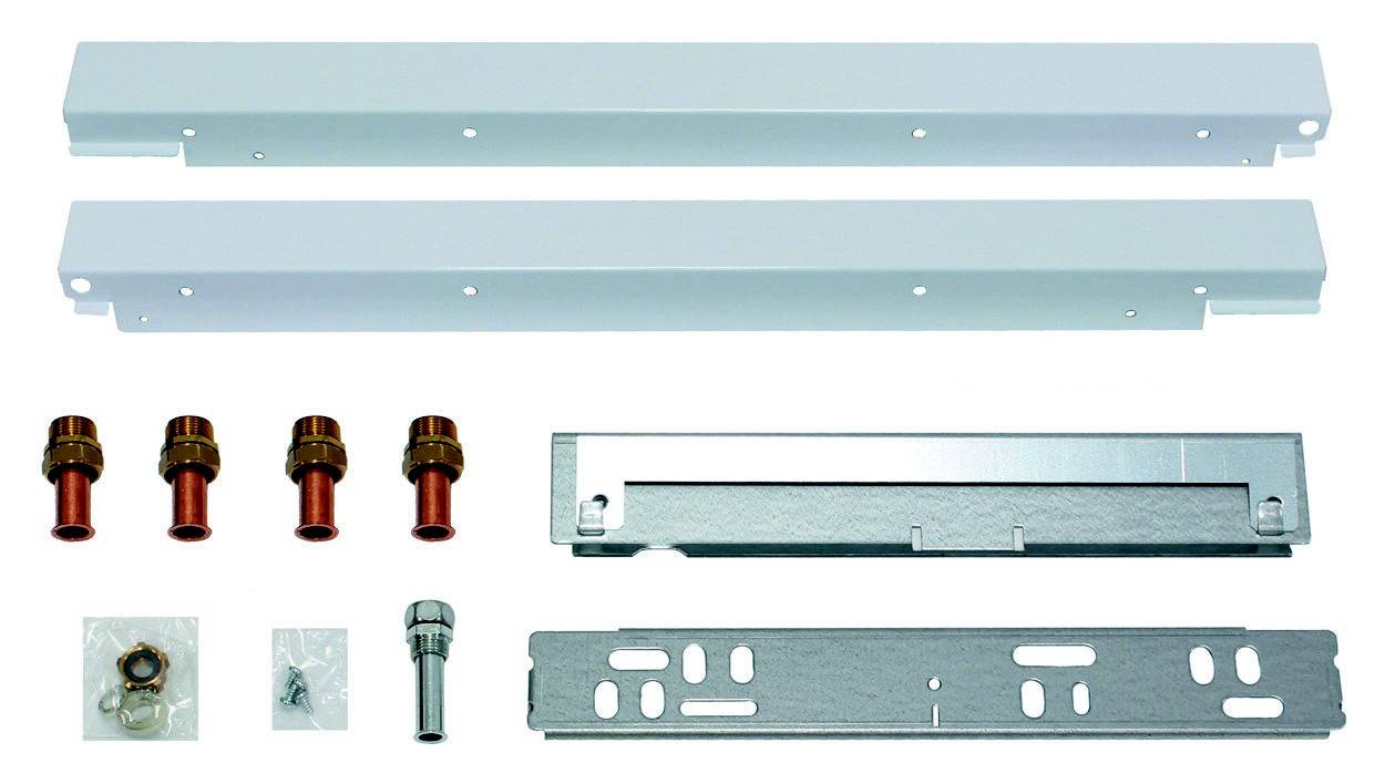 Montageset mit weißen Metallstreifen, Kupferanschlüssen und Schrauben zur Befestigung von Sanitärinstallationen.