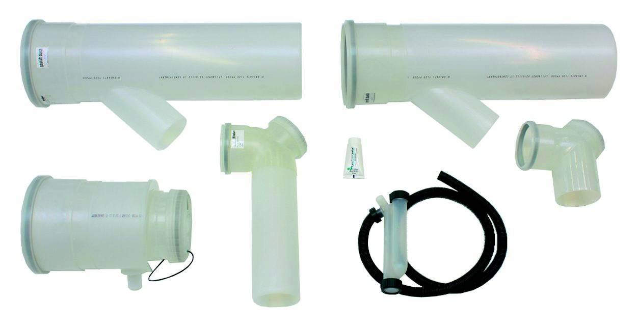 Mehrere weiße Kunststoff-Rohrteile mit unterschiedlichen Größen und Formen, einschließlich Verbindungsstücke und Dichtungen.