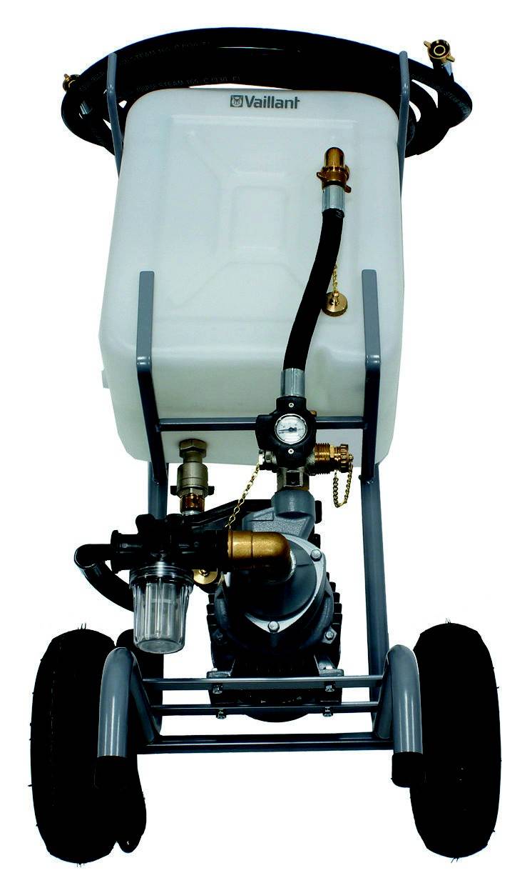 Eine tragbare Wasserpumpe auf Rädern mit einem weißen Tank und verschiedenen Anschlüssen, wahrscheinlich für den Garten- oder Baueinsatz.