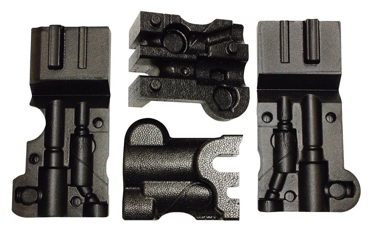 Metallformen, bestehend aus mehreren Segmenten, zeigen komplexe industrielle Struktur. Sie sind für Fertigungsprozesse bestimmt.