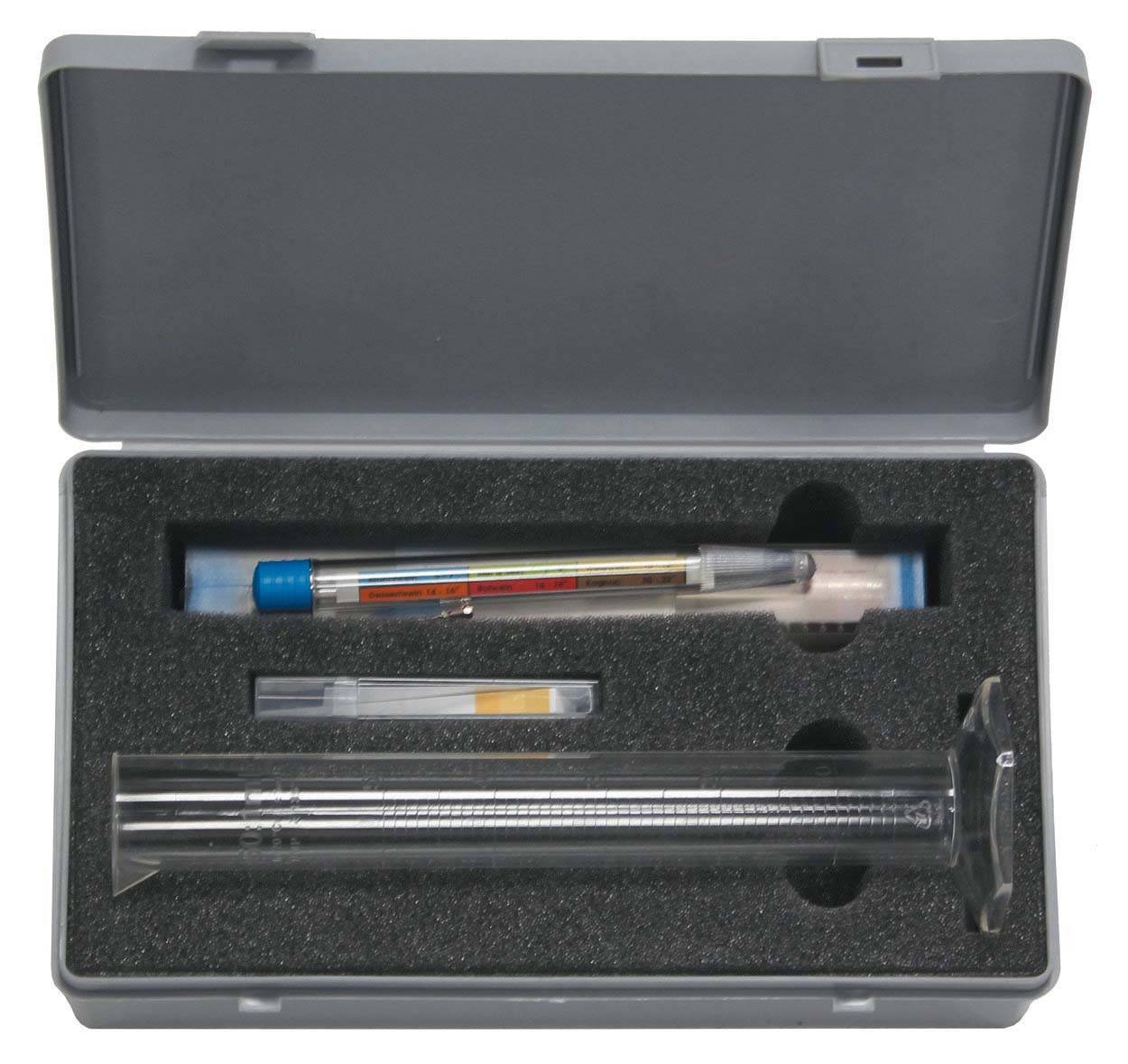 Ein grauer Koffer enthält ein Thermometer-Set mit einem Glas-Thermometer, einer Pipette und einem kleinen Behälter.