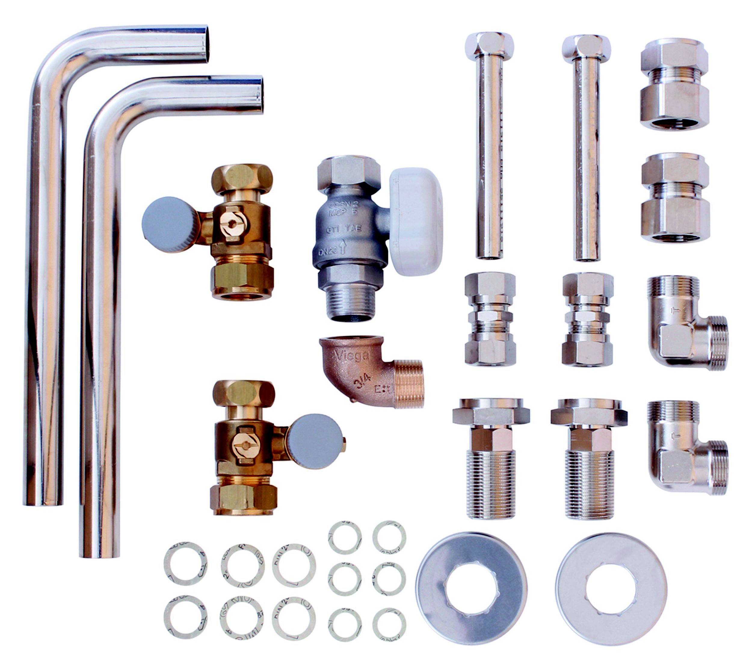 Verschiedene Metallarmaturen und Rohre für Sanitärinstallationen, darunter Ventile, Verbindungsstücke und Dichtungen, auf weißem Hintergrund.