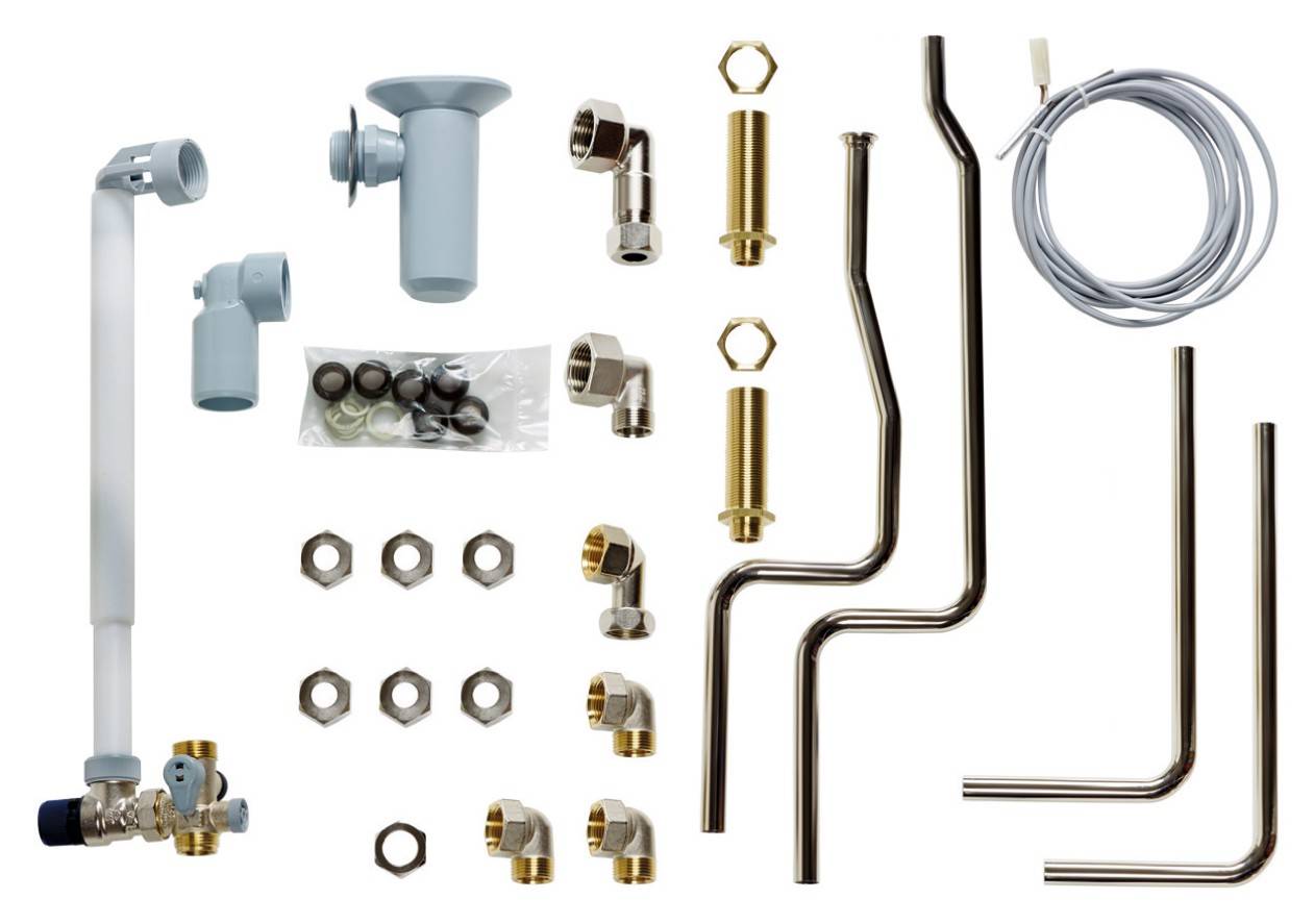 Installationsset für Wasserleitungen mit Rohren, Verbindungen, Ventilen und Düsen. Einzelteile zur Erstellung eines Rohrsystems.