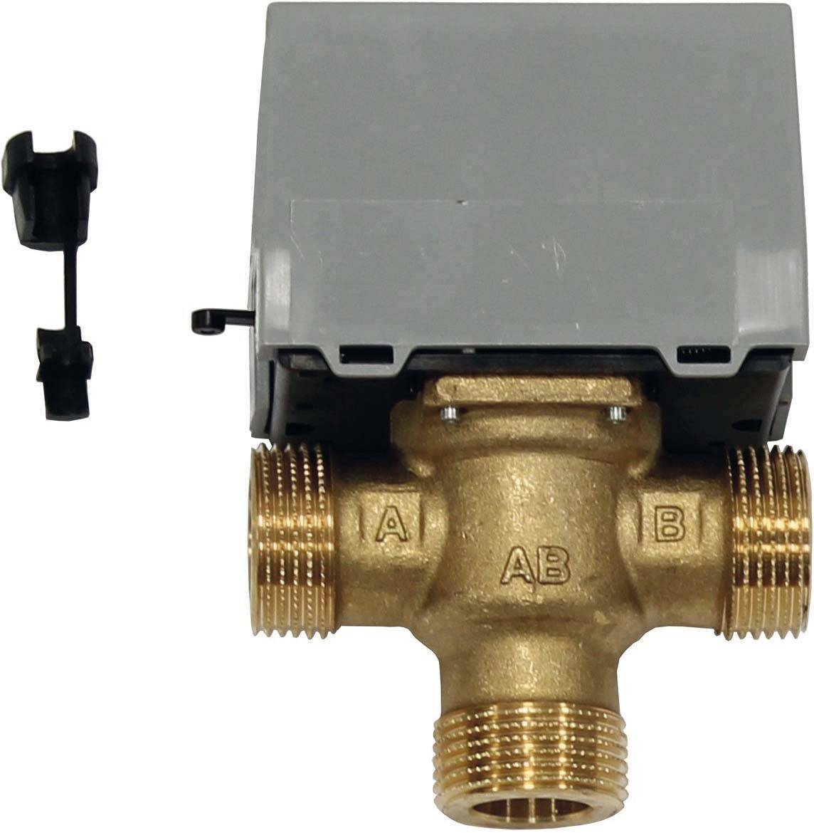 Ein Messingventil mit drei Anschlussgewinden, beschriftet mit 'A', 'B' und 'AB'. Oben befindet sich ein elektrischer Antrieb.