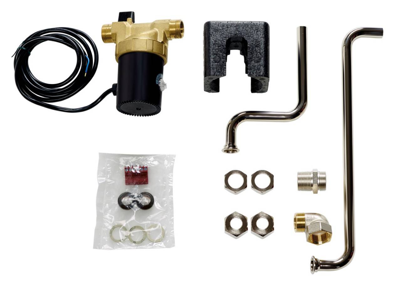 Das Bild zeigt eine Pumpeninstallation mit schwarzer Pumpe, goldenen Anschlüssen, Rohrset, Dichtungen und Zubehörteilen.