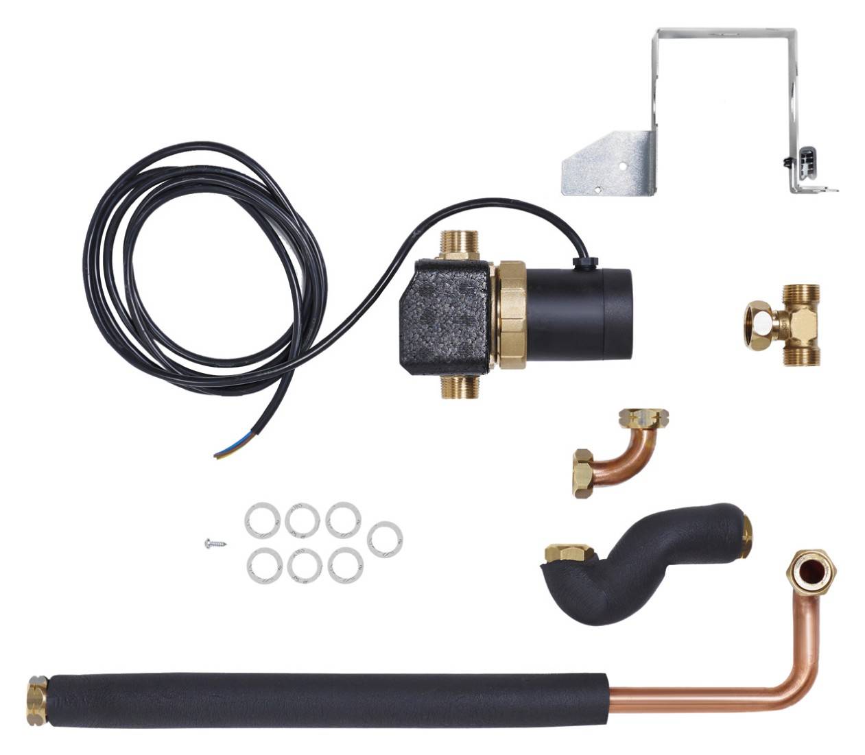 Ein Pumpenset mit Kupferrohren, Isolierung, Messingverbindungen, Kabel und Montageteilen, bereit für die Installation.