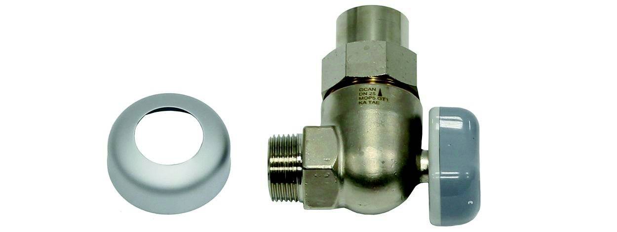 Ein vernickeltes Eckventil aus Metall mit einem runden, abnehmbaren Gehäuse. Es wird häufig in Heizkörperinstallationen verwendet.