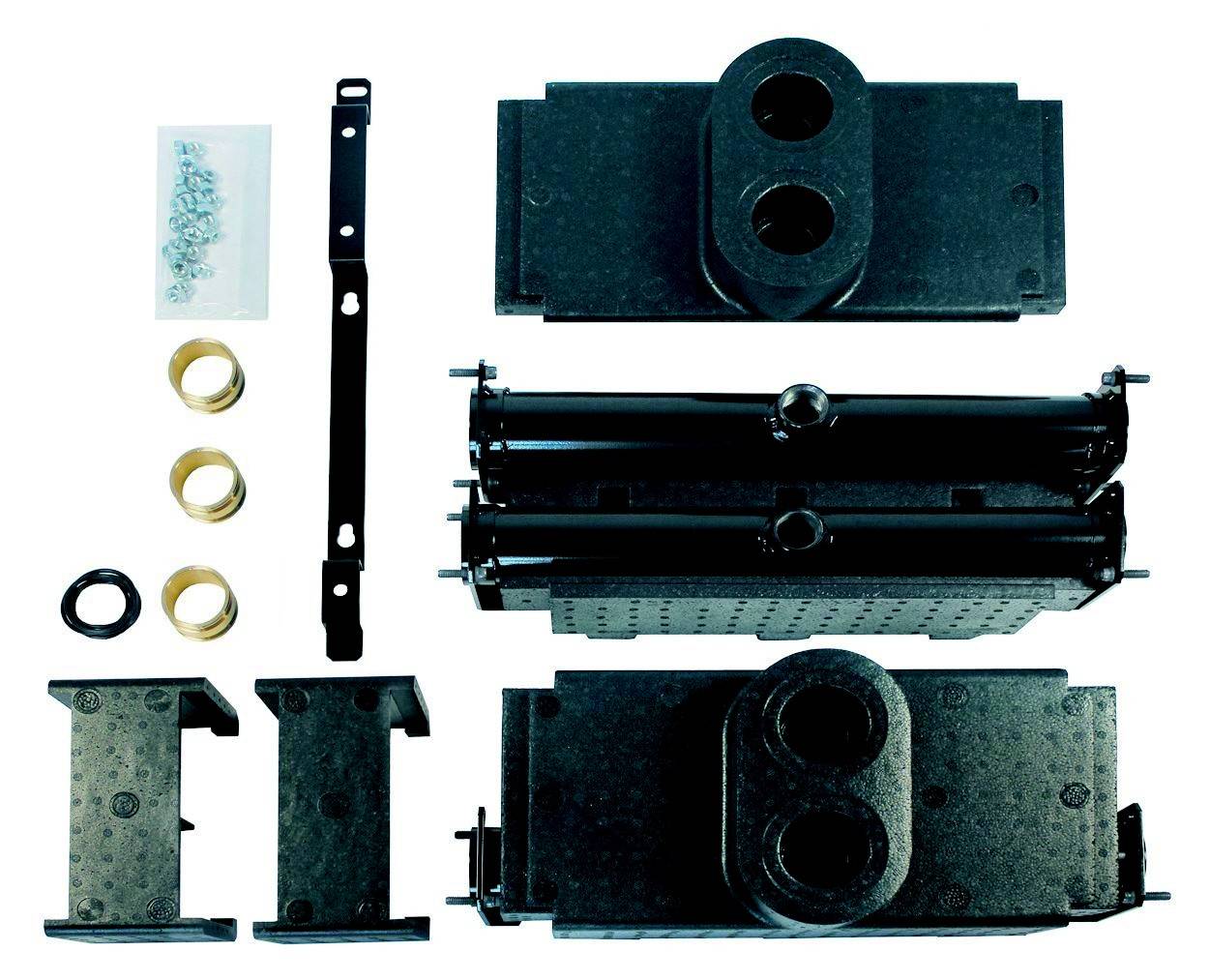 Einzelteile eines Heizungsventilsatzes, einschließlich Rohre, Schrauben und Dichtungen, auf einem weißen Hintergrund angeordnet.