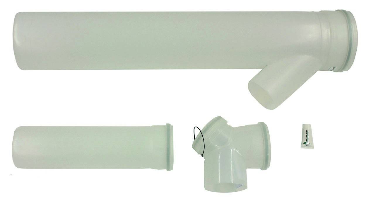 Zwei weiße Kunststoffrohre und ein Verbindungsstück. Eines der Rohre hat einen Abzweig, zusätzlich liegt eine kleine Schraube bei.