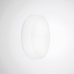 Eine runde, schlichte, weiße Lampe, an einer weißen Wand montiert. Die Lampe hat ein minimalistisches Design.