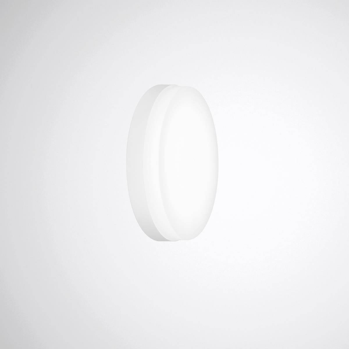 Eine runde, weiße Wandleuchte mit minimalistischem Design, montiert auf einer glatten, weißen Oberfläche.