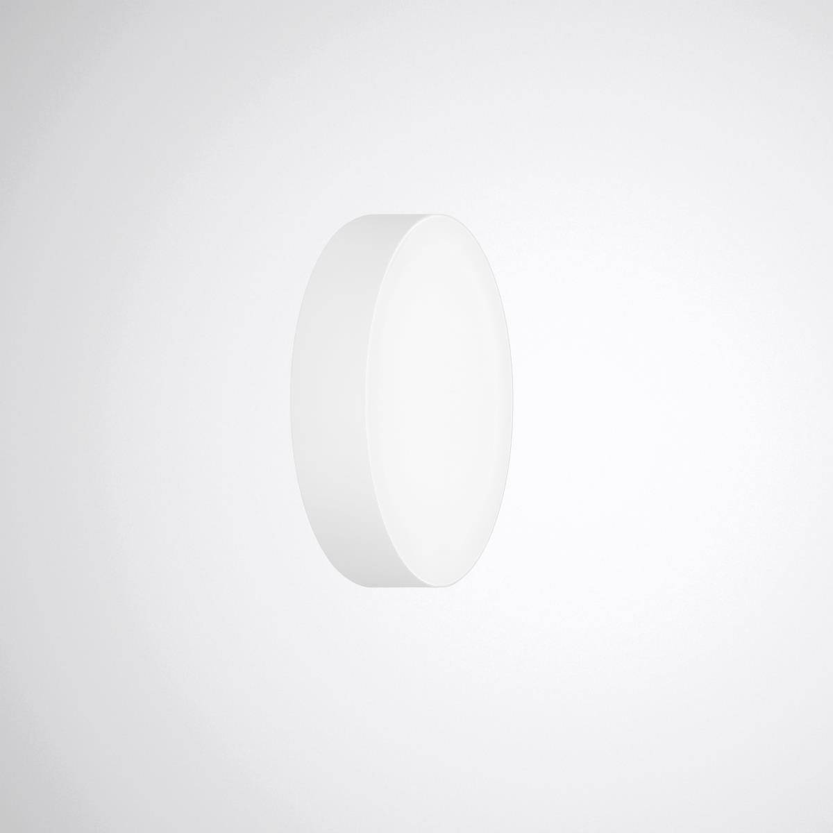 Eine runde, weiße, flache Scheibe vor einem grauen Hintergrund.