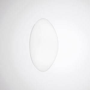 Ein einzelnes, ovales, weißes Objekt auf einem hellen Hintergrund. Das Objekt wirkt schlicht und minimalistisch.