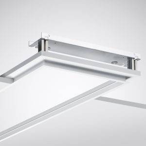 Eine rechteckige, moderne Deckenbeleuchtung in einem minimalistischen Design, montiert an einer weißen Decke.